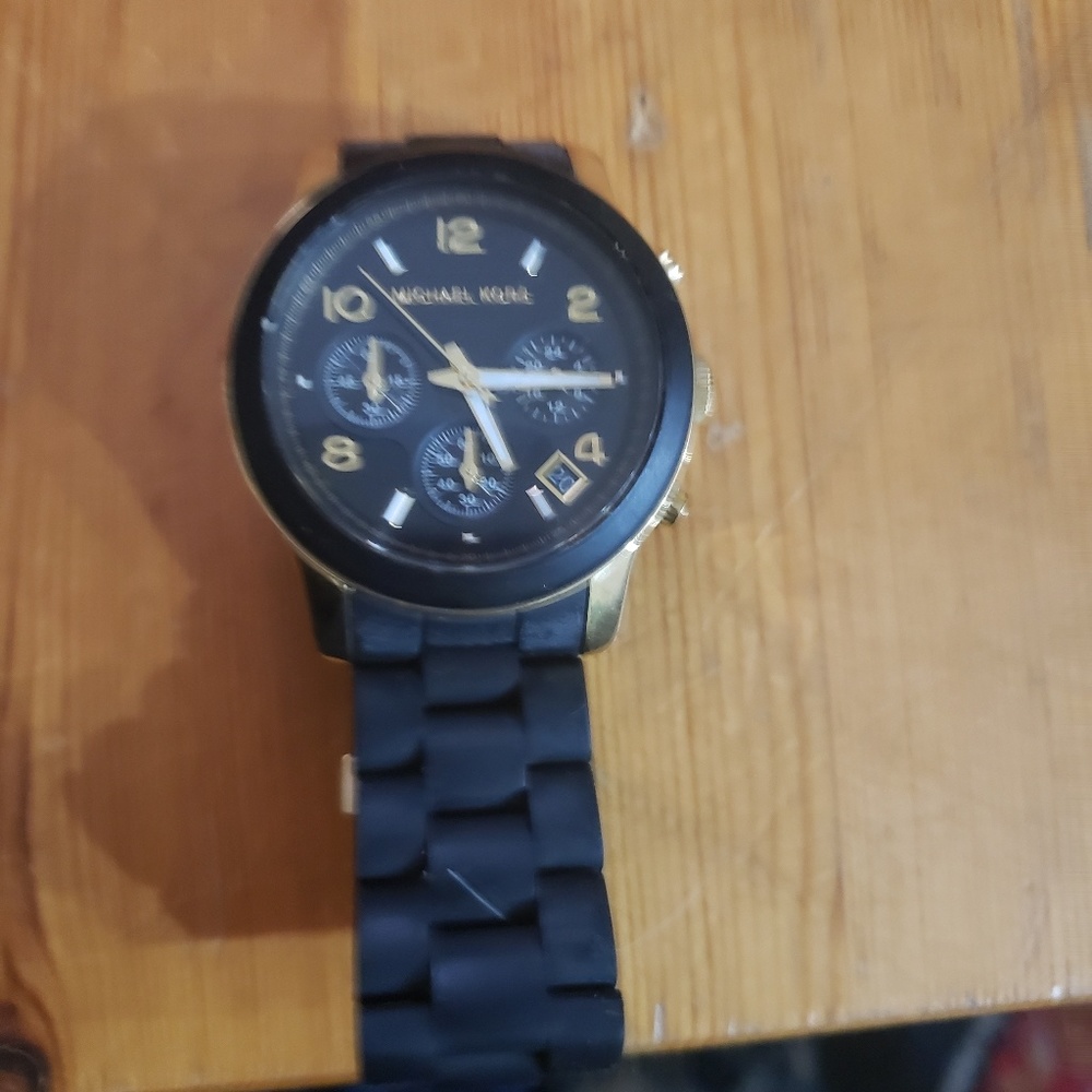 Michael Kors - Picture 2 of 2